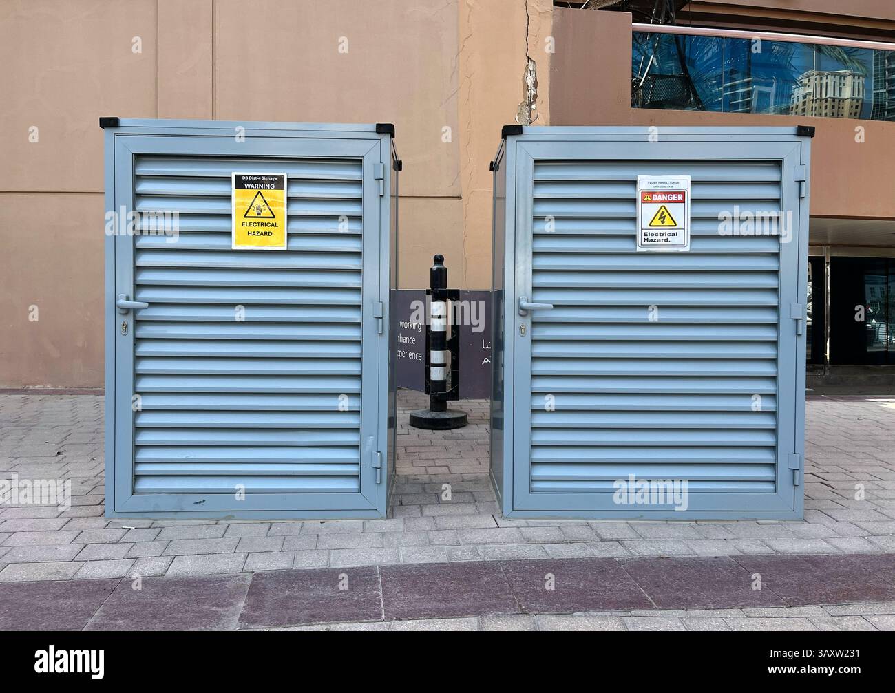 Armadi di segnalazione pericolo elettrico su Urban Street Foto Stock