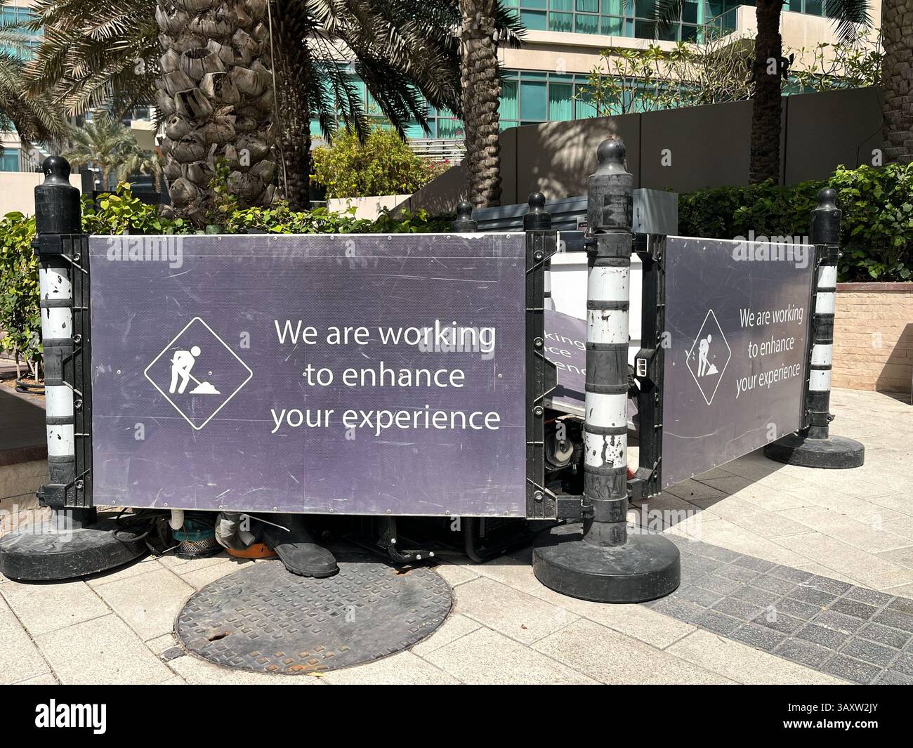 Area urbana di costruzione o di servizio circondata da barriere protettive. Infrastrutture, miglioramento della comunicazione pubblica. Foto Stock