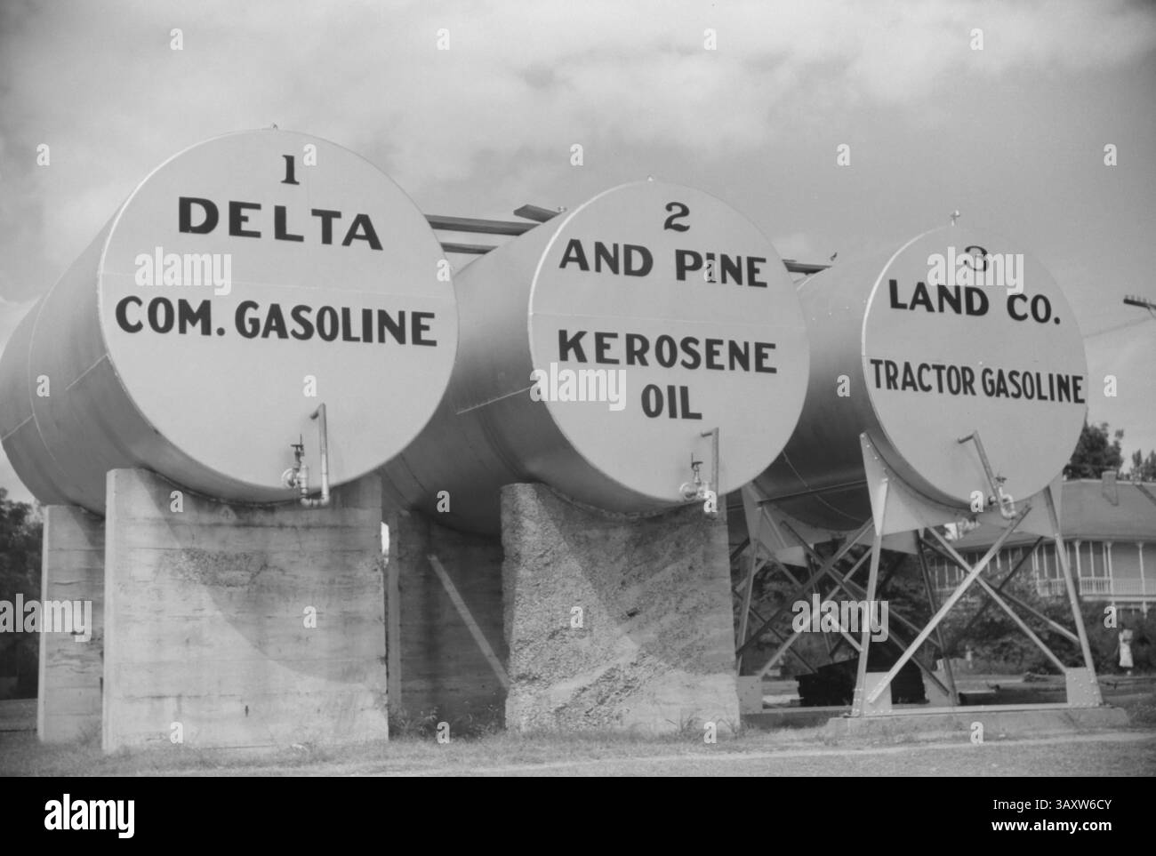 11 luglio 2016 - serbatoi di gas e petrolio, Delta and Pine Land Company, Scott, Mississippi, USA, Marion Post Wolcott per Farm Security Administration, ottobre 1939 (immagine di credito: © circa Images/Glasshouse via ZUMA Wire) Foto Stock