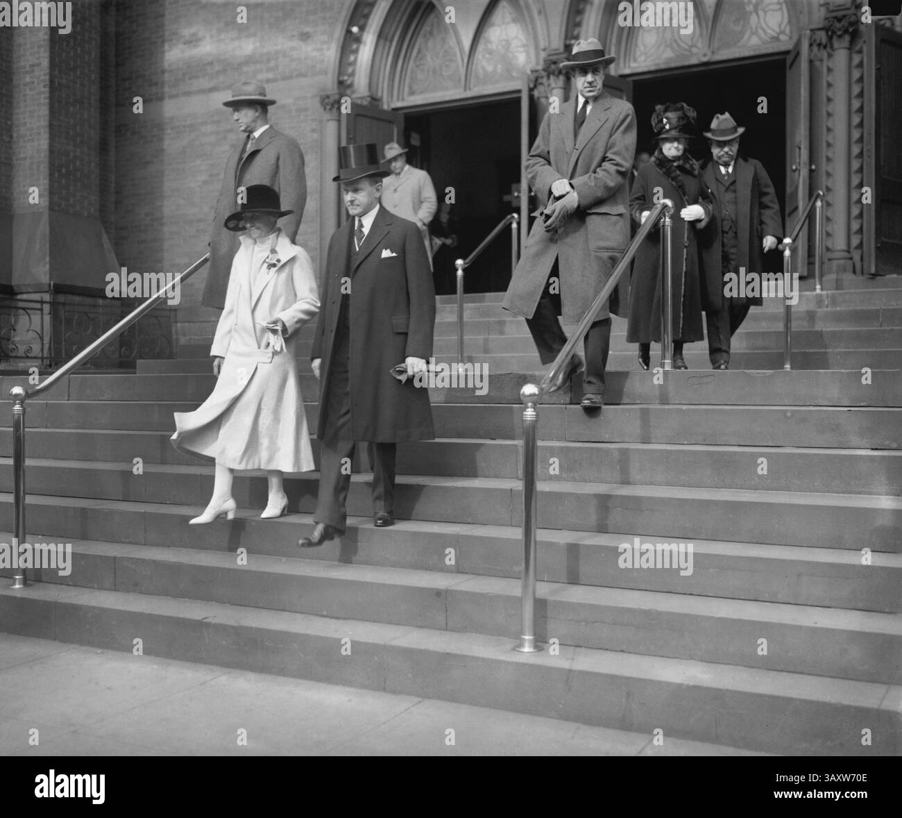 Il Presidente degli Stati Uniti Calvin Coolidge e la First Lady Grace Coolidge lasciano il servizio della Chiesa del giorno del Ringraziamento, Washington DC, USA, National Photo Company, novembre 26, 1925 (immagine di credito: © circa Images/JT Vintage tramite ZUMA Press Wire) Foto Stock