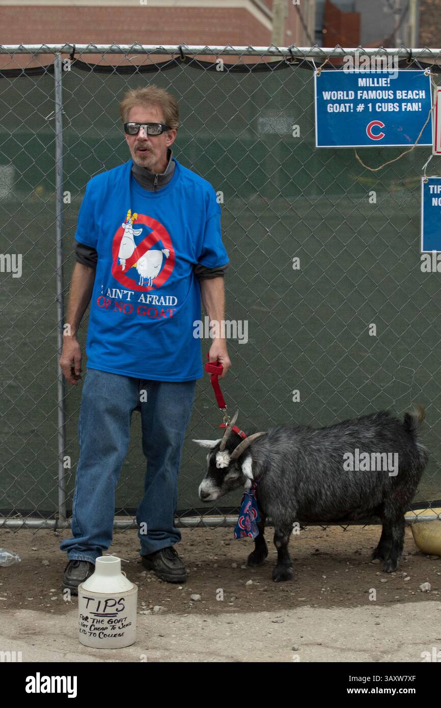 29 ottobre 2016: Chicago, Illinois, Stati Uniti - Un tifoso porta una capra in strada fuori dal campo prima di gara 4 della partita delle World Series di baseball della Major League Baseball del 2016 tra i Chicago Cubs e i Cleveland Indians al Wrigley Field di Chicago, Illinois. (Immagine di credito: &Copy; Mike Wulf/CSM tramite cavo ZUMA) Foto Stock