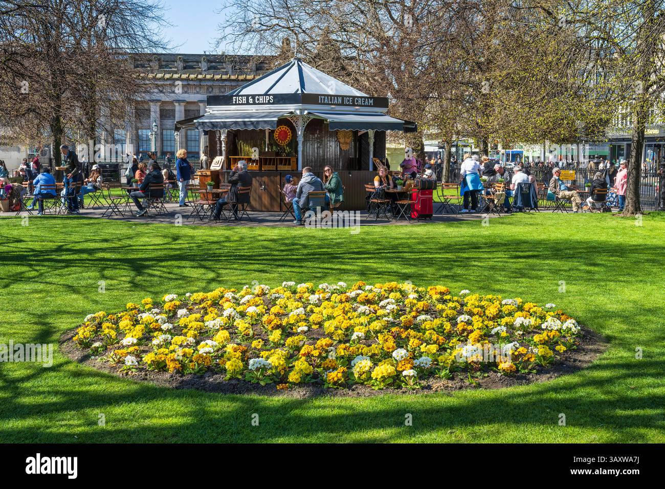 Fiori primaverili di fronte al Sir Walter's Cafe nei giardini di East Princes Street Gardens, Edimburgo, Scozia, Regno Unito Foto Stock