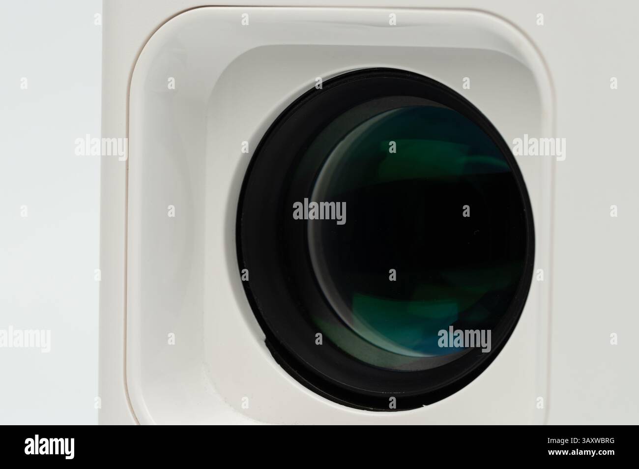 Pulizia della lente del proiettore vista ravvicinata macro sul corpo in plastica bianca Foto Stock
