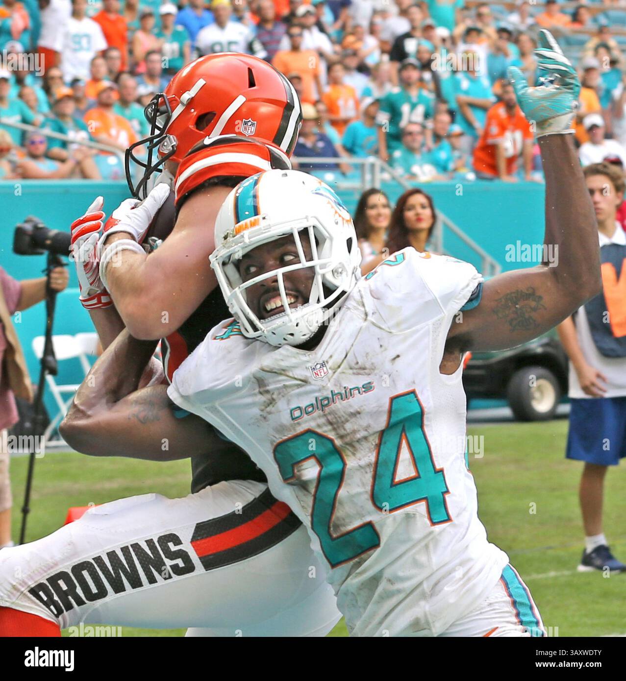 25 settembre 2016 - Miami, FL, USA - Isa Abdul-Quddus dei Miami Dolphins non riesce a fermare Gary Barnidge dei Cleveland Browns mentre ottiene una conversione di due punti nel quarto quarto periodo all'Hard Rock Stadium il 25 settembre 2016 a Miami Gardens, Flag. I Dolphins batterono i Browns 30-24 ai tempi supplementari. (Immagine di credito: © Charles Trainor Jr/TNS via ZUMA Wire) Foto Stock