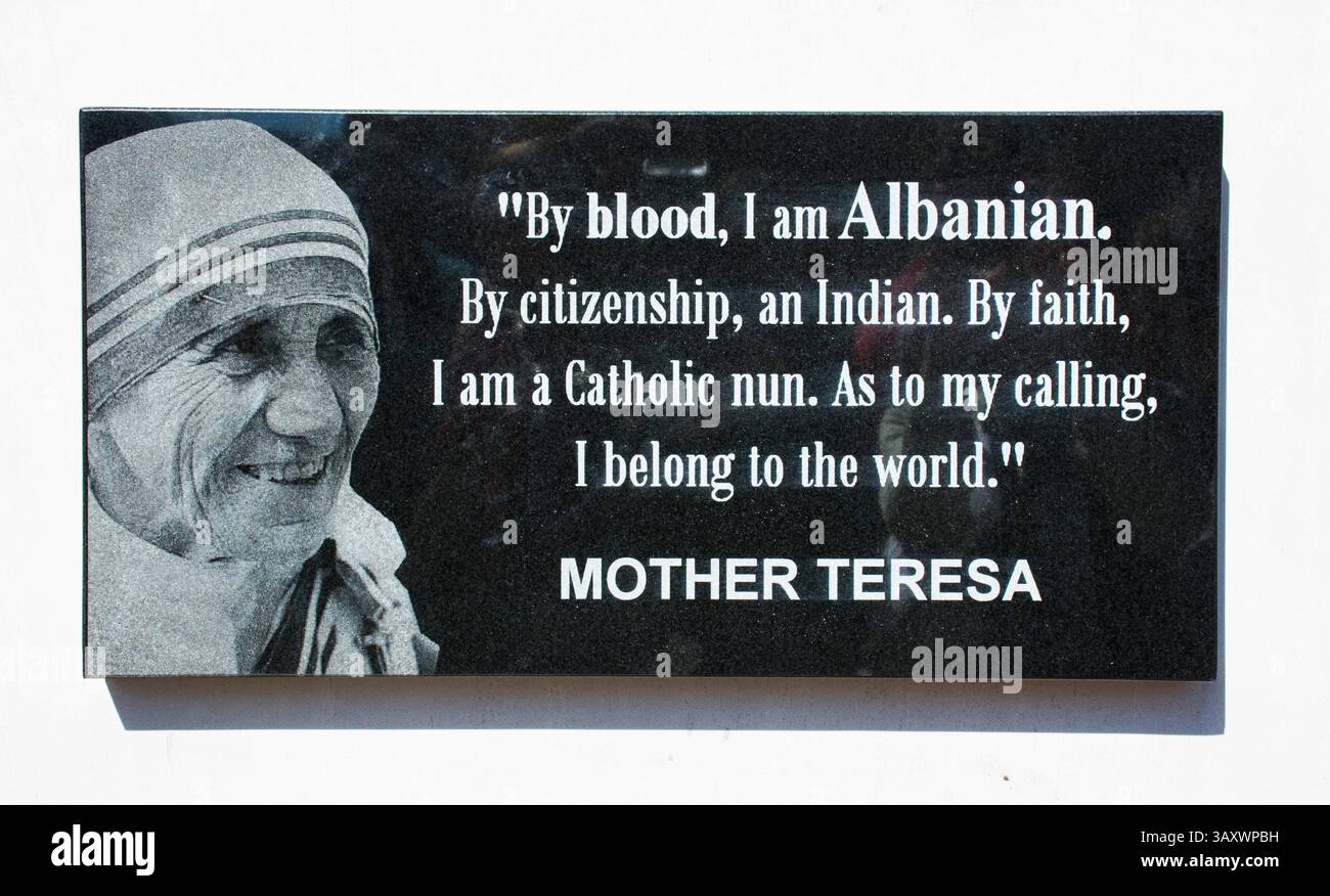 25 settembre 2016 - New York, New York, Stati Uniti - la statua ufficiale dedicata a MADRE TERESA dalla comunità albanese ha una targa sul piedistallo che ritrae la sua immagine e una delle sue citazioni più popolari che rivelano il suo retaggio albanese. (Immagine di credito: © Corazon Aguirre via ZUMA Wire) Foto Stock