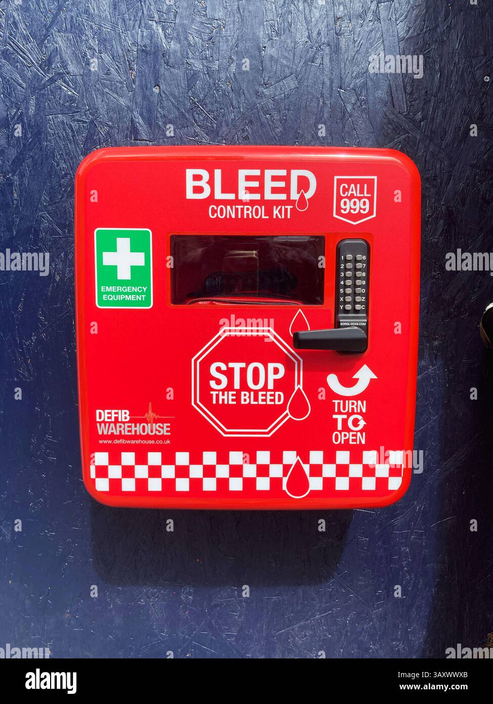Armadio di controllo di emergenza al sanguinamento in strada, Regno Unito Foto Stock