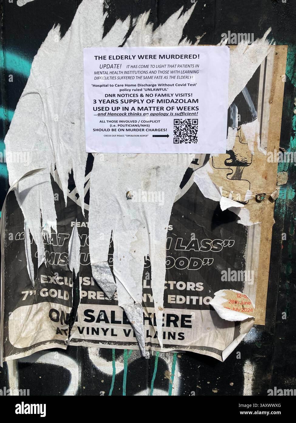 Informazioni relative alla presunta criminalità che somministra la droga Midazolam durante il blocco Covid-19, che fa riferimento alla polizia e all'"operazione Capodistria" - Immagine stock catturata con smartphone