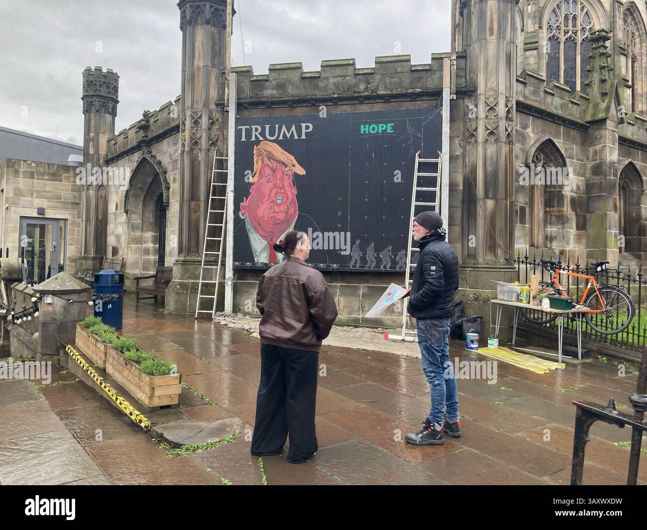 Donald Trump: I murales che affrontano questioni contemporanee sono apparsi a St John’s per molti anni, St. Johns Church, Princes Street, Edimburgo Scozia - Immagine stock catturata con smartphone