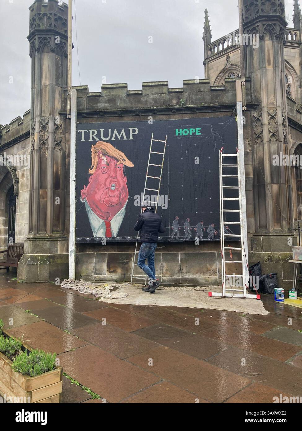 Donald Trump: I murales che affrontano questioni contemporanee sono apparsi a St John’s per molti anni, St. Johns Church, Princes Street, Edimburgo Scozia - Immagine stock catturata con smartphone