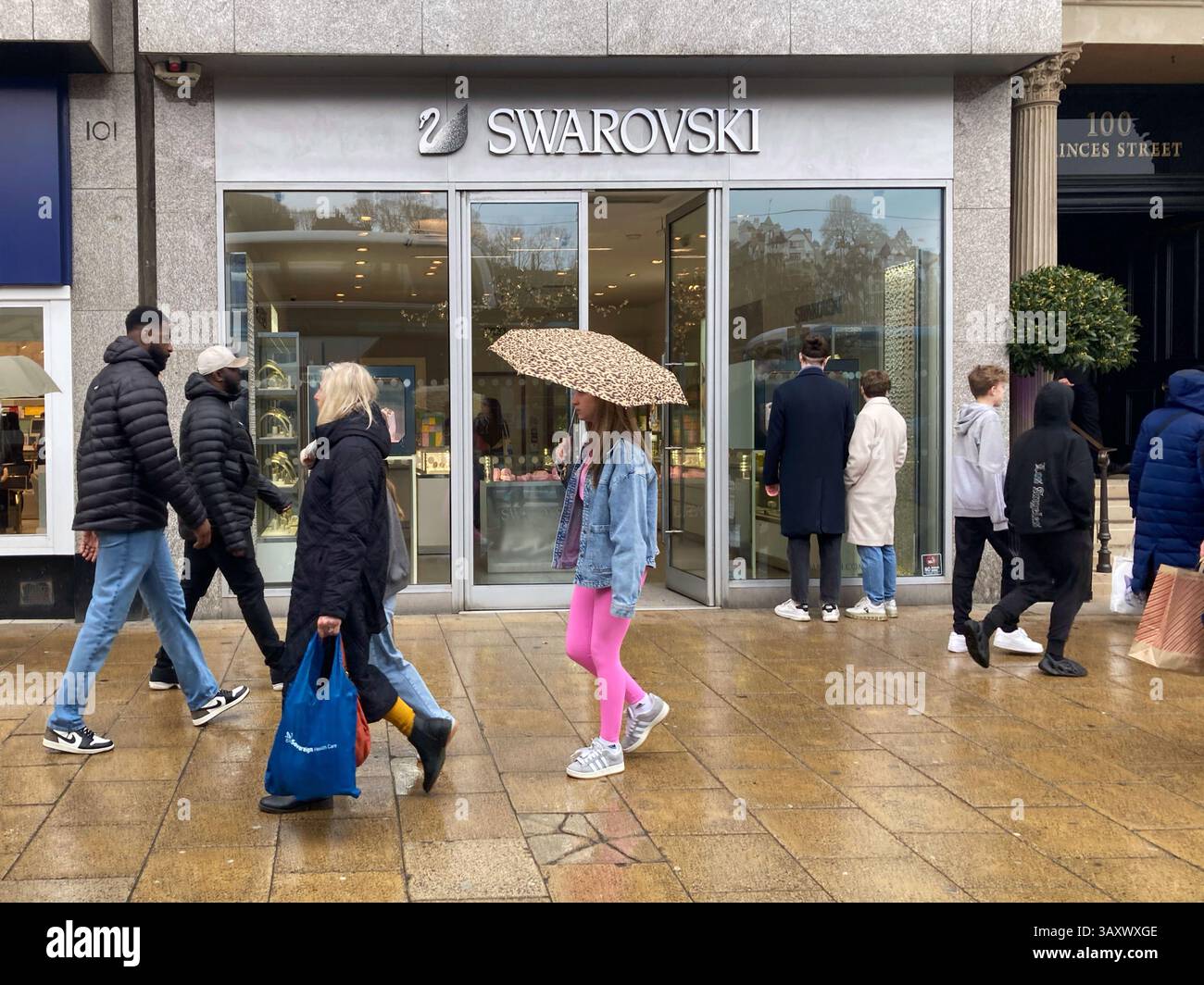 Swarovski Jeweller, Princes Street, Edimburgo, Scozia - Immagine stock catturata con smartphone