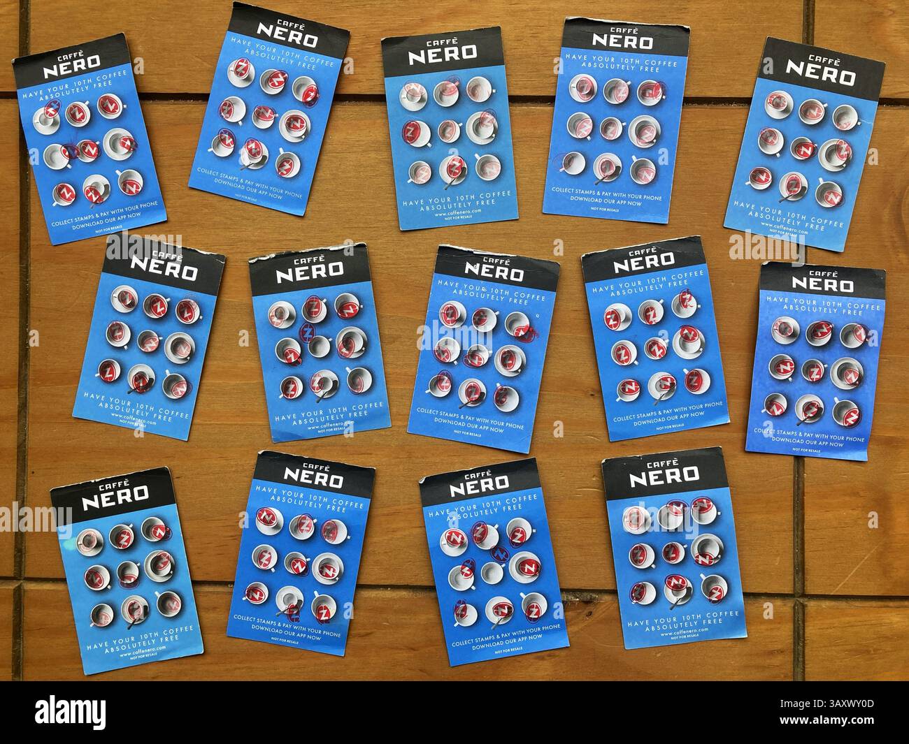 Carte fedeltà del caffè Nero con un set completo di francobolli e un caffè gratuito in offerta la prossima volta - Immagine stock catturata con smartphone