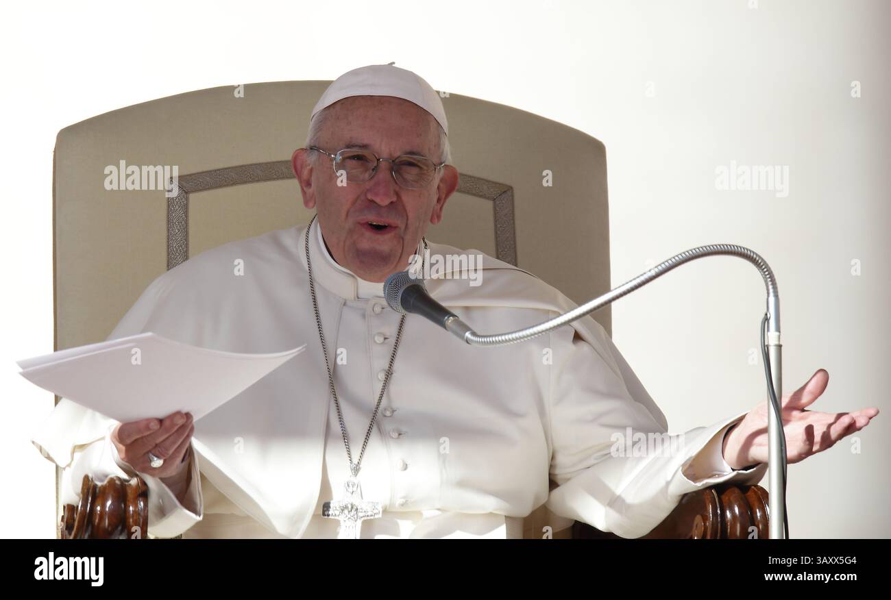 12 ottobre 2016 - Stato della città del Vaticano (Santa sede) - PAPA FRANCESCO durante l'udienza generale del mercoledì in Piazza San Pietro in Vaticano. (Immagine di credito: © Evandro Inetti via ZUMA Wire) Foto Stock
