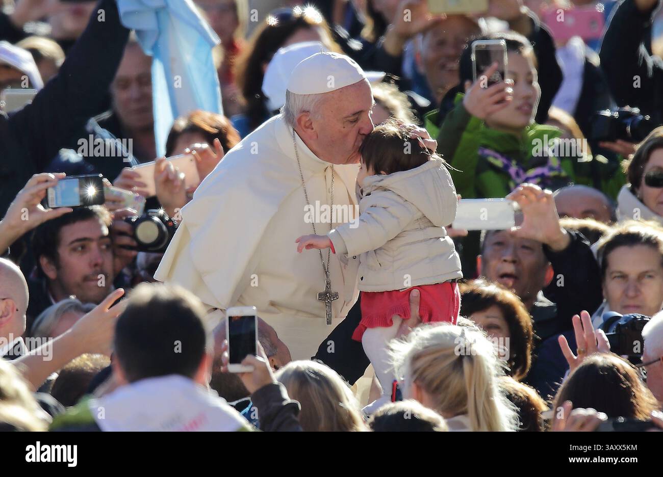 12 ottobre 2016 - Stato della città del Vaticano (Santa sede) - PAPA FRANCESCO durante l'udienza generale del mercoledì in Piazza San Pietro in Vaticano. (Immagine di credito: © Evandro Inetti via ZUMA Wire) Foto Stock