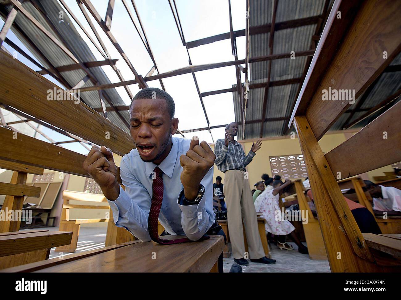9 ottobre 2016 - HTI - Idernier Douze 31, venerazione a l'Elise de Dieu a Morne la Source, Haiti domenica 9 ottobre 2016. Il tetto della chiesa e' andato perso nell'uragano Matthew. (Immagine di credito: © Patrick Farrell/TNS tramite filo ZUMA) Foto Stock