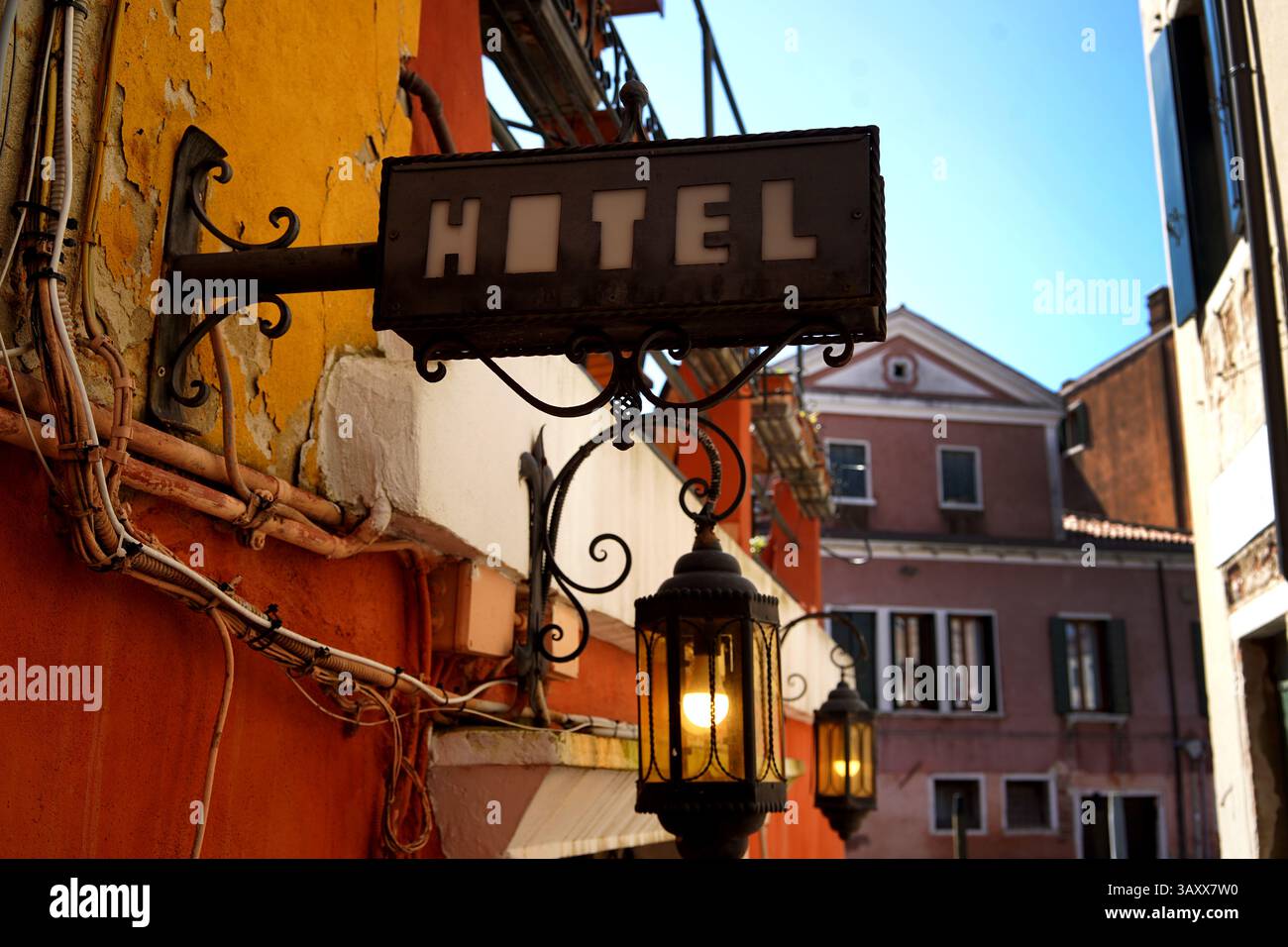 Vecchio cartello rustico dell'hotel sulla strada laterale di Venezia Foto Stock