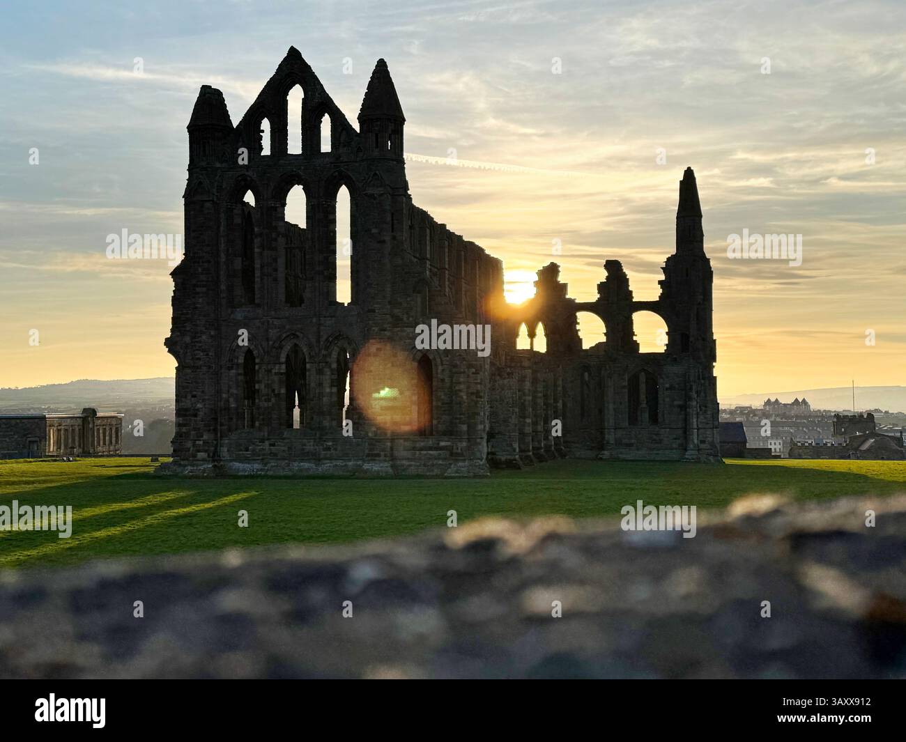 Whitby Abbey si affaccia sul Mare del Nord sulla East Cliff sopra Whitby nel North Yorkshire Foto Stock