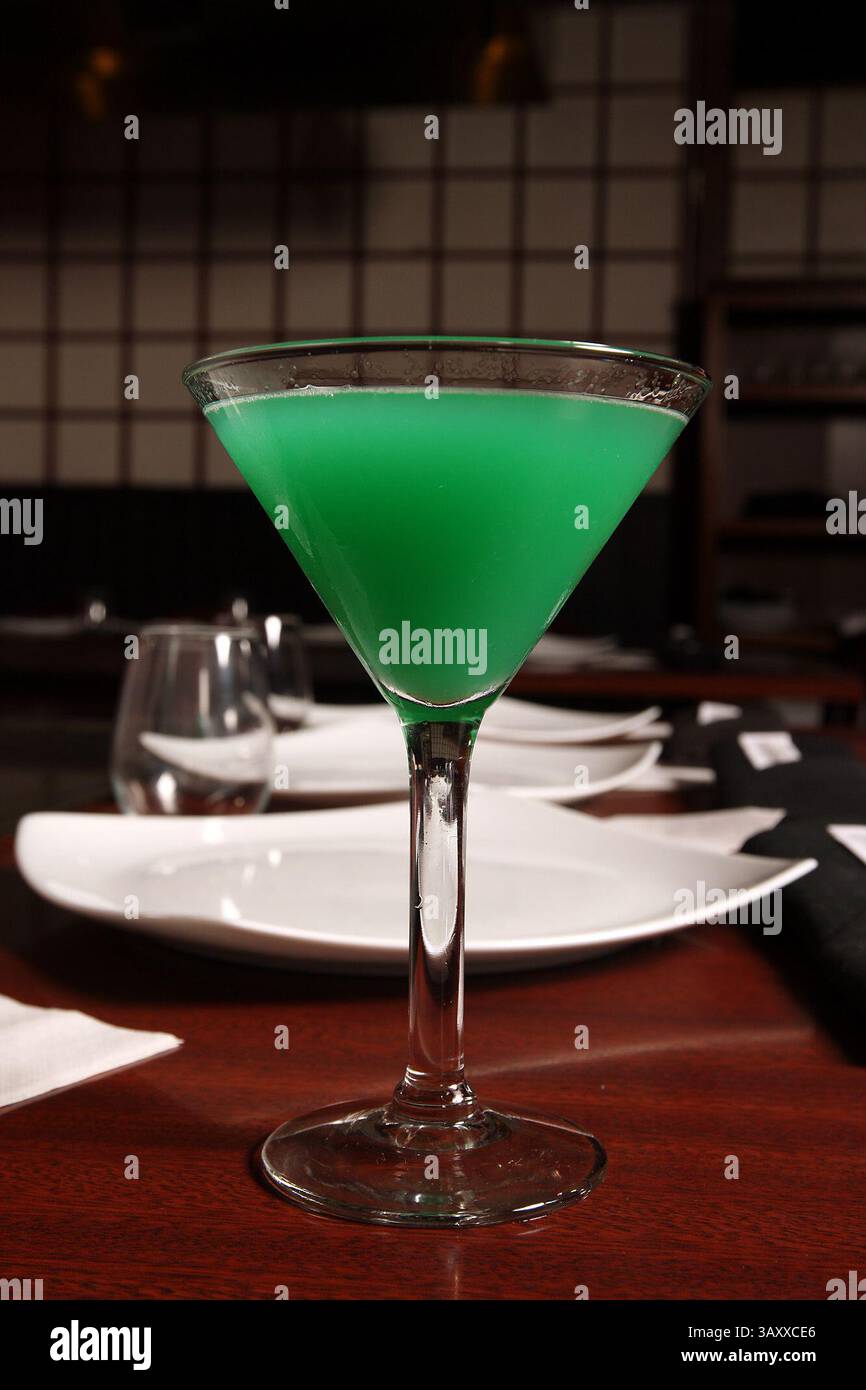 4 aprile 2012 - San Antonio, Texas, Stati Uniti - un Emerald Martini siede a un tavolo prima di cena al Sumo Steakhouse. (Immagine di credito: © Jerry Lara/San Antonio Express-News/ZUMAPRESS.com) Foto Stock