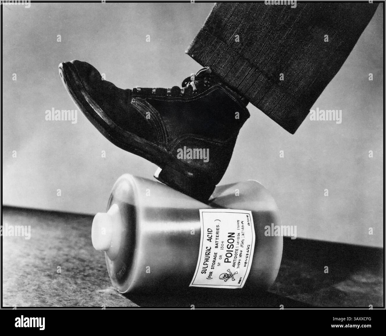 LE BOTTIGLIE DI PLASTICA degli anni '1950 PRODUCONO PROPAGANDA PUBBLICITARIA questa bottiglia flessibile di polietilene può sopportare un'intensa battitura e rimbalzare letteralmente intatta. La sua pelle rimarrà saldamente confinata all'interno del biberon per tutto il volo più accidentato. Il lavoro dell’USAF, Air Material Command’s Material Laboratory è quello di eliminare i rischi connessi al trasporto di acidi in bottiglie di vetro. Per la spedizione in superficie i contenitori in vetro sono sufficientemente sicuri, ma il trasporto aereo è più faticoso. Il contenitore mostrato qui è stato progettato per contenere l'elettrolito della batteria per le batterie di ricambio dell'aeromobile. Foto Stock