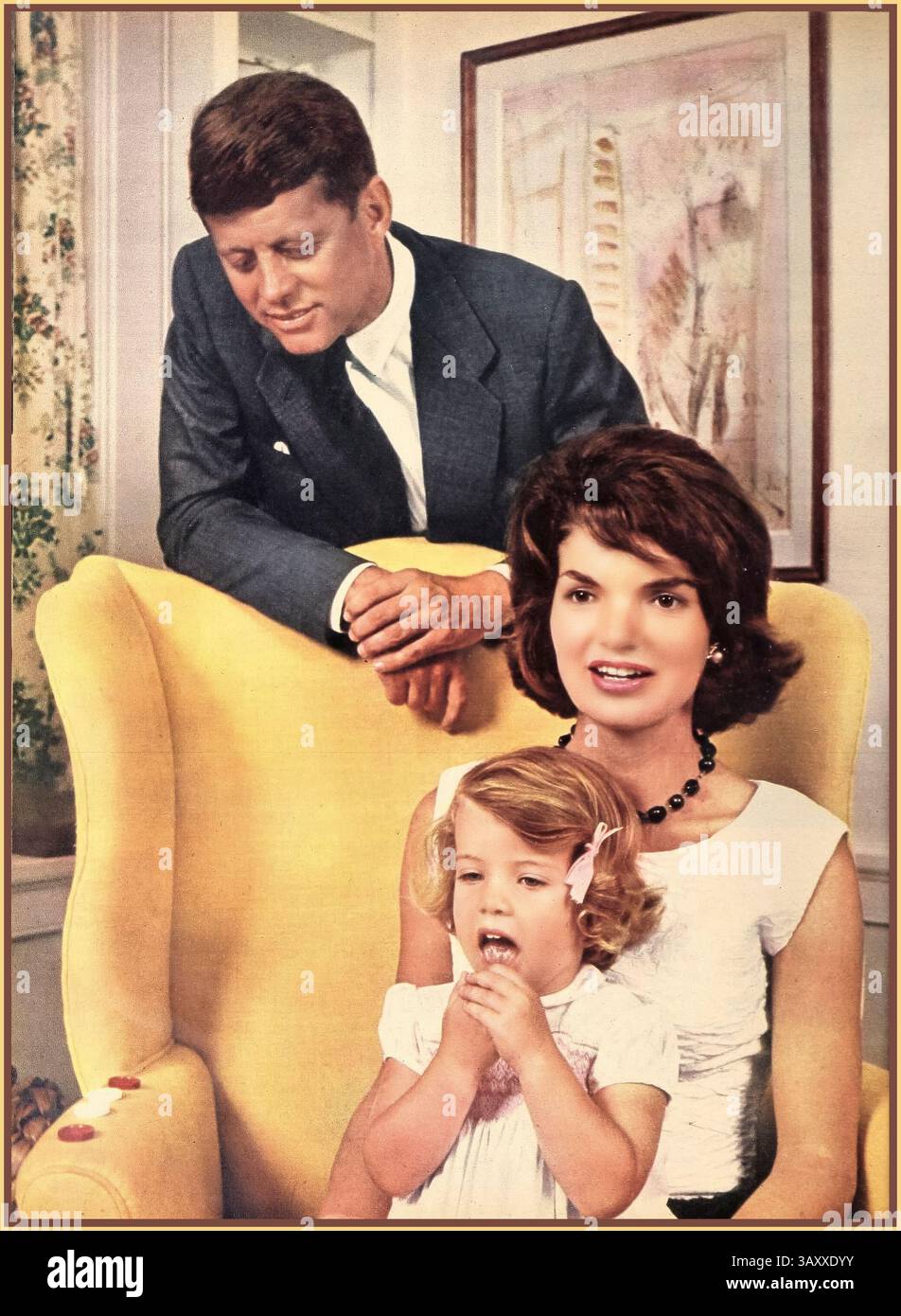 Famiglia JFK John F. Kennedy, Jacqueline Kennedy e Caroline Kennedy, 1960 Modern Screen, 1960 Dell Publishing, 1960. Fotografia di Jacques Lowe, fotografia iconica scattata da Jacques Lowe nel 1960, con John F. Kennedy, Jacqueline Kennedy e la loro figlia Caroline Kennedy. Questa immagine è stata ampiamente pubblicata e divenne il simbolo dell'immagine giovanile e glamour della famiglia Kennedy, specialmente durante la campagna presidenziale di JFK. Foto Stock