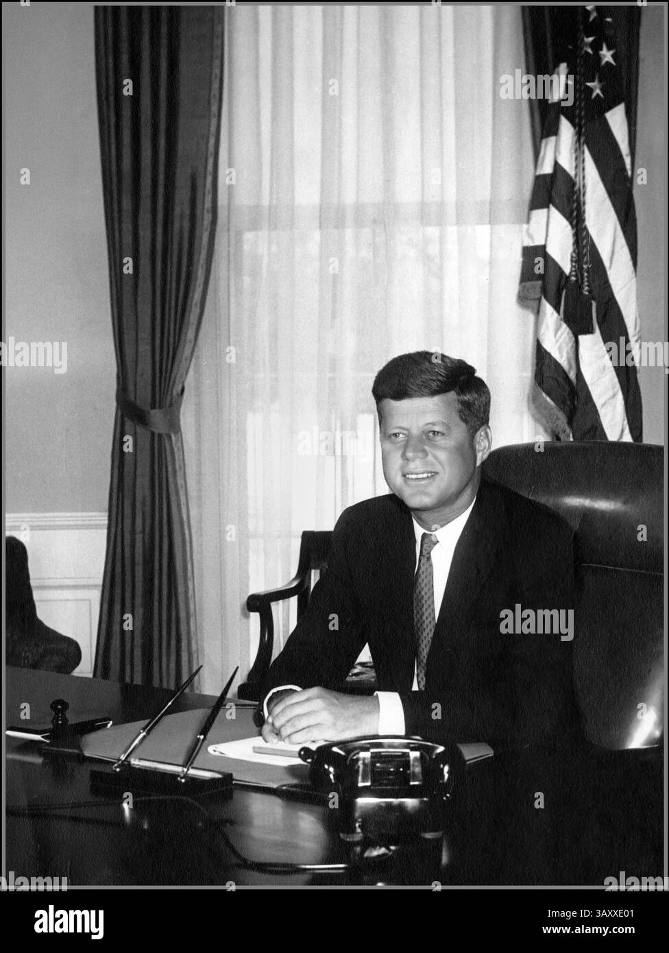 JFK Ritratto del presidente John F. Kennedy alla sua scrivania nell'ufficio ovale, Casa Bianca, Washington, D.C. questa è la prima immagine del presidente Kennedy alla sua scrivania. Data 21 gennaio 1961 credito fotografo 'Abbie Rowe, Casa Bianca/John F. Kennedy Presidential Library and Museum, Boston'. Foto Stock