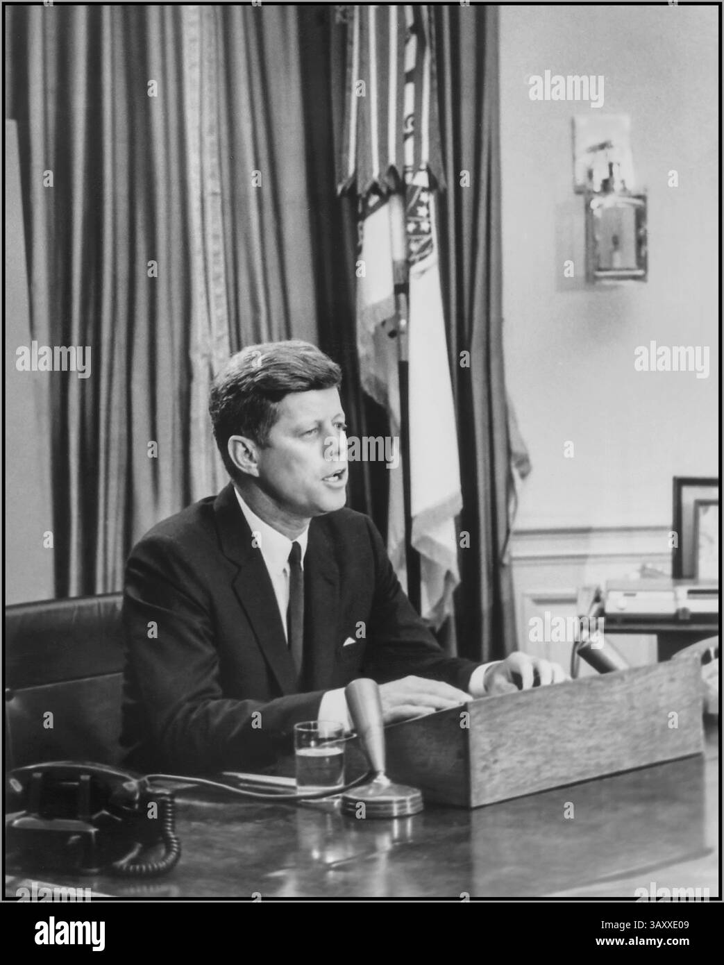 Il presidente degli Stati Uniti JFK John F. Kennedy si rivolge alla nazione sui diritti civili tramite la televisione, parlando dal banco risoluto dell'Ufficio ovale della Casa Bianca. John F. Kennedy Resolute desk Data 11 giugno 1963 l'11 giugno 1963, il presidente John F. Kennedy tenne un discorso storico alla nazione sulla questione dei diritti civili, segnando uno dei momenti più significativi della sua presidenza. Foto Stock