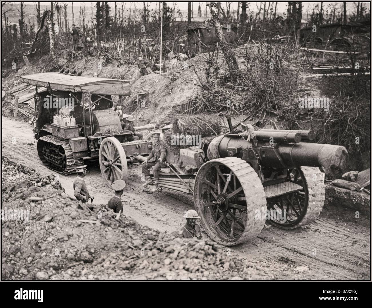 Esercito britannico della prima guerra mondiale in Francia: Il fronte occidentale in Francia Un cannone Howitzer che sale al fronte in Francia prima guerra mondiale {1914-1918} Foto Stock