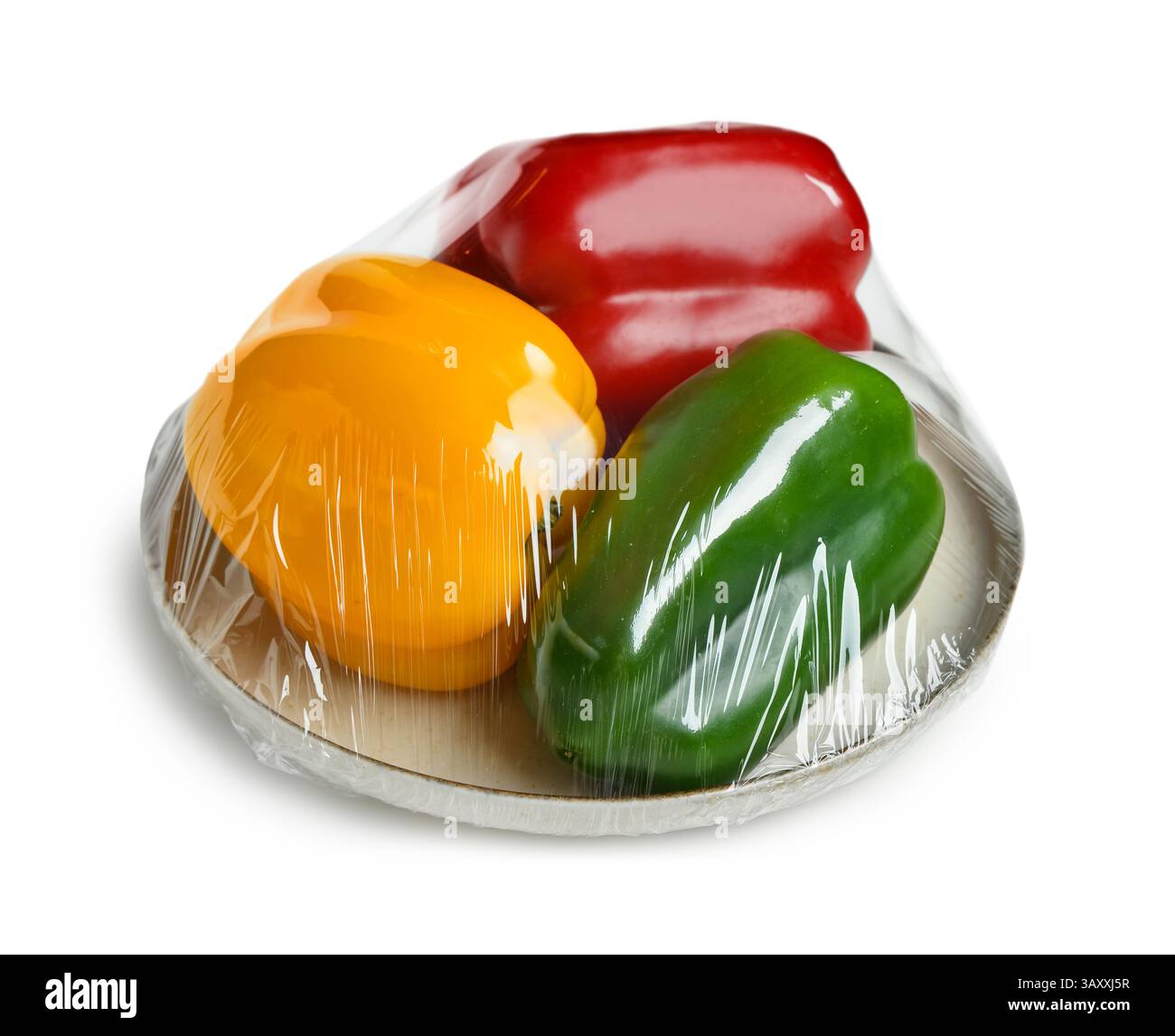 Involucro di plastica con peperoni dolci su sfondo bianco Foto Stock