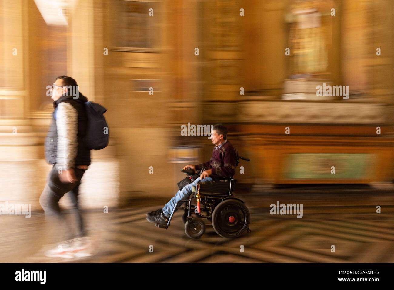 Santiago, metropolitana, Cile. 21 aprile 2025. Un uomo si sposta all'interno della cattedrale durante la messa per il defunto Papa Francesco a Santiago, Cile. (Immagine di credito: © Matias Basualdo/ZUMA Press Wire) SOLO PER USO EDITORIALE! Non per USO commerciale! Crediti: ZUMA Press, Inc./Alamy Live News Foto Stock