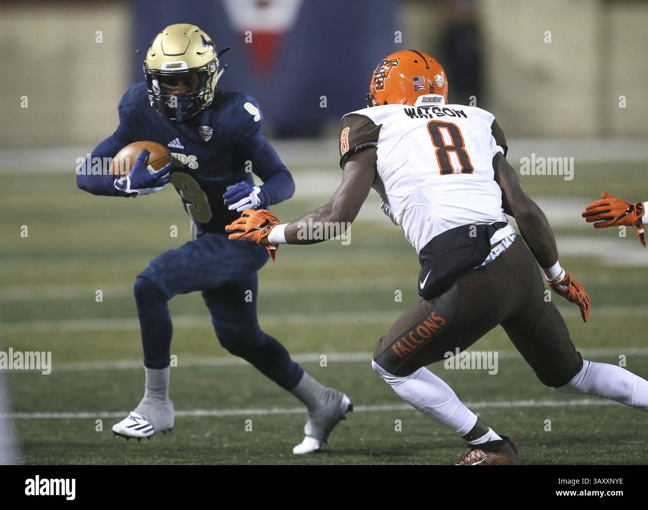 9 novembre 2016 - Akron, OH, USA - Will Watson di Bowling Green, a destra, costringe JoJo Natson di Akron fuori dai limiti nel secondo quarto all'InfoCision Stadium di Akron, Ohio, mercoledì 9 novembre 2016. (Immagine di credito: © Michael Chritton/TNS via ZUMA Wire) Foto Stock