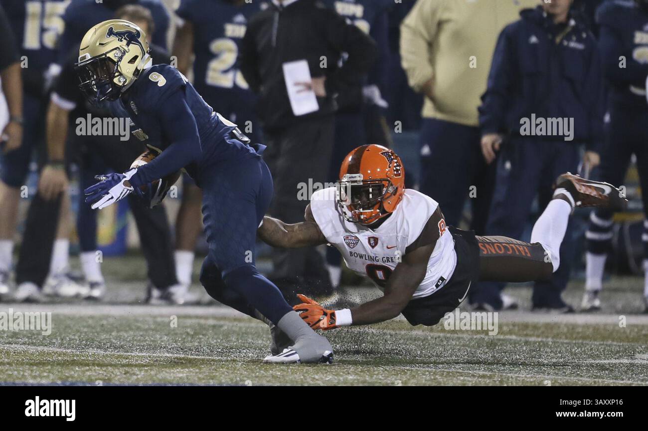 9 novembre 2016 - Akron, OH, USA - JoJo Natson di Akron si allontana dal Will Watson di Bowling Green nel secondo quarto all'InfoCision Stadium di Akron, Ohio, mercoledì 9 novembre 2016. (Immagine di credito: © Michael Chritton/TNS via ZUMA Wire) Foto Stock