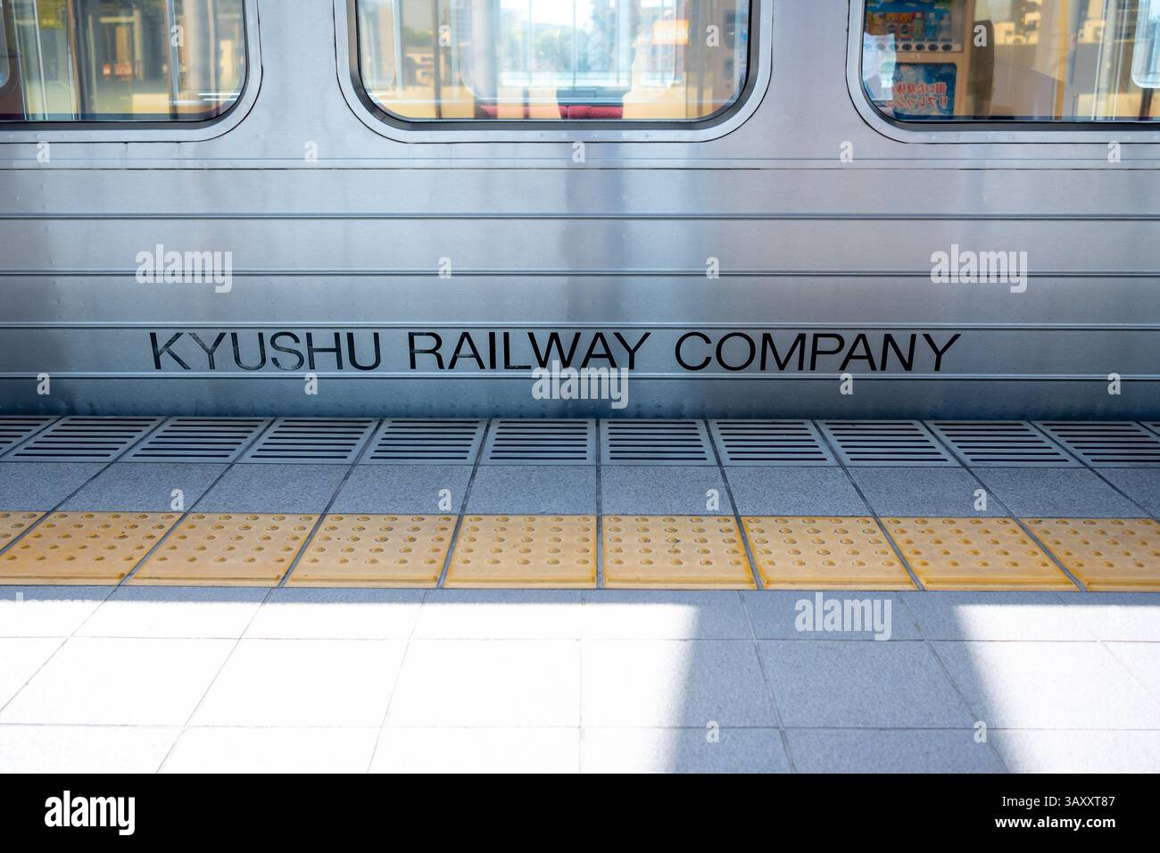Treno della compagnia ferroviaria JR Kyushu in Giappone Foto Stock