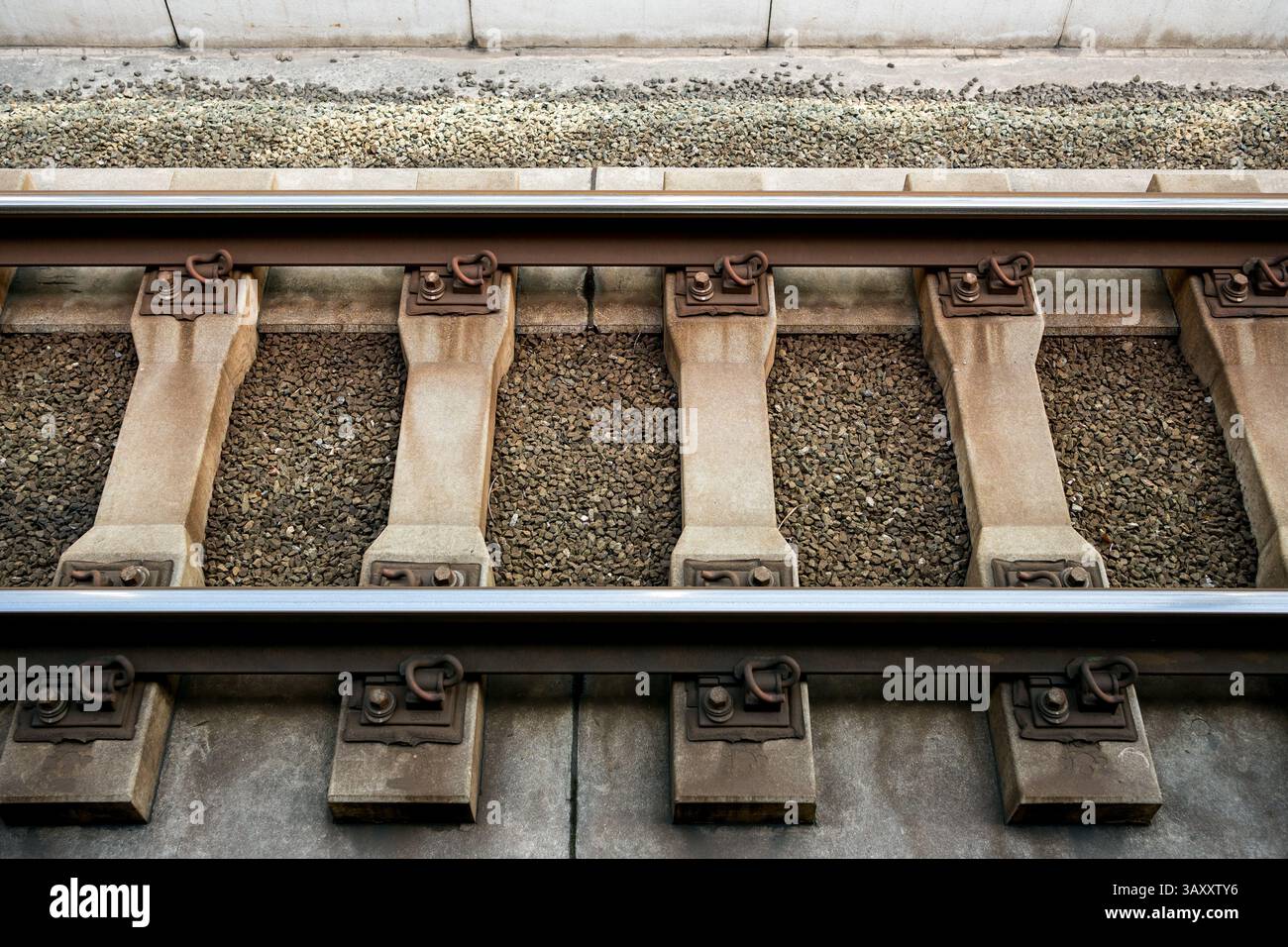 Binari ferroviari, in cemento e metallo Foto Stock