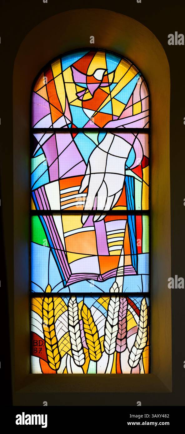 La parola di Dio – la Bibbia. Una vetrata nella chiesa di San Giacomo a Medjugorje, Bosnia ed Erzegovina. Foto Stock