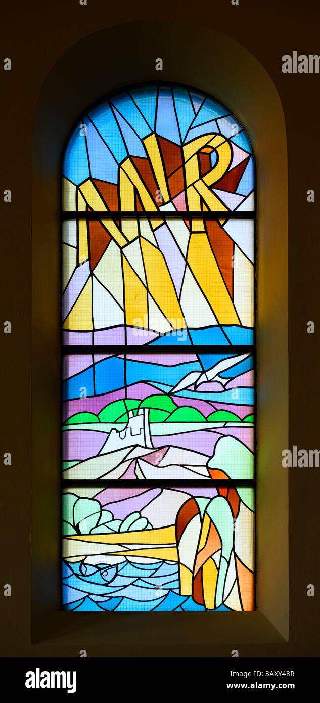 Il 6 agosto 1981, la parola MIR (pace) è stata scritta nel cielo e vista da molte persone. Una vetrata nella chiesa di San Giacomo a Medjugorje. Foto Stock