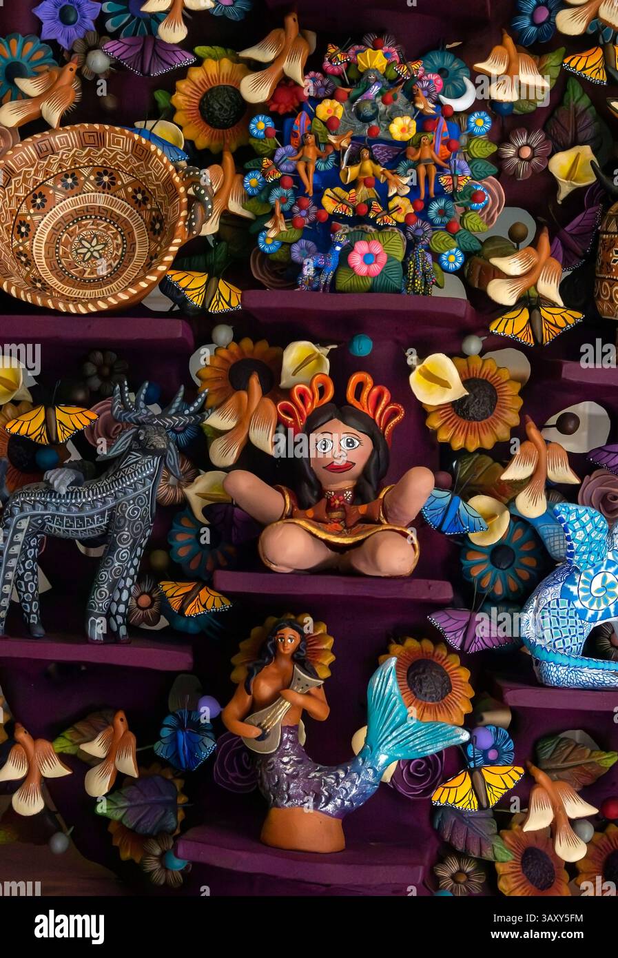 Statuette in ceramica sugli scaffali di un negozio in Messico Foto Stock