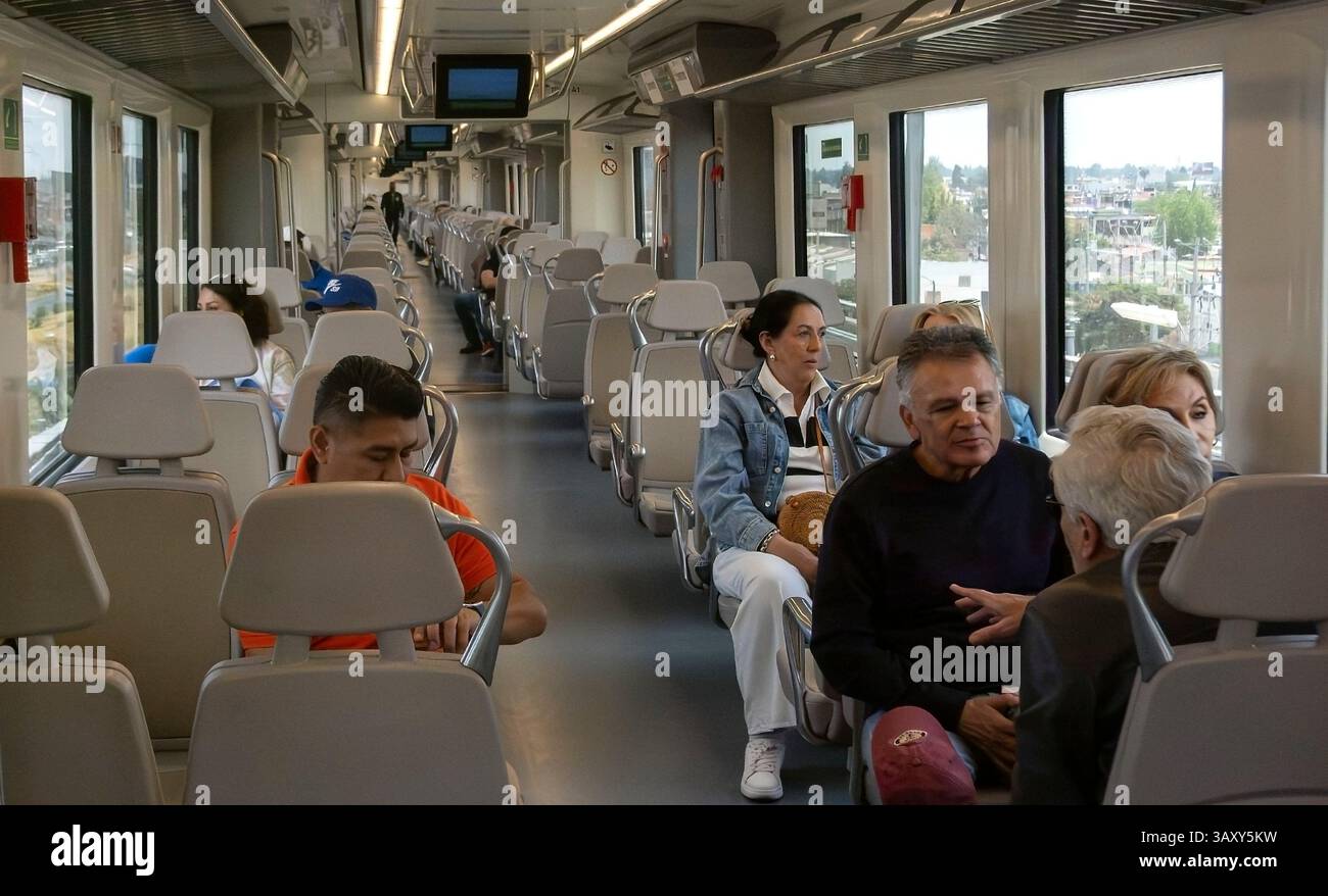 Interno del treno interurbano Messico Foto Stock