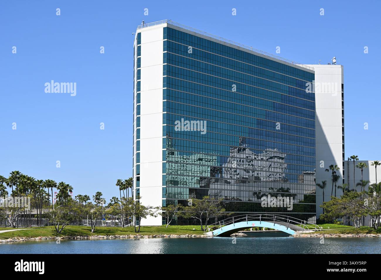 LONG BEACH, CALIFORNIA - 19 aprile 2025: L'hotel Hyatt Regency con Rainbow Lagoon Park in primo piano. Foto Stock