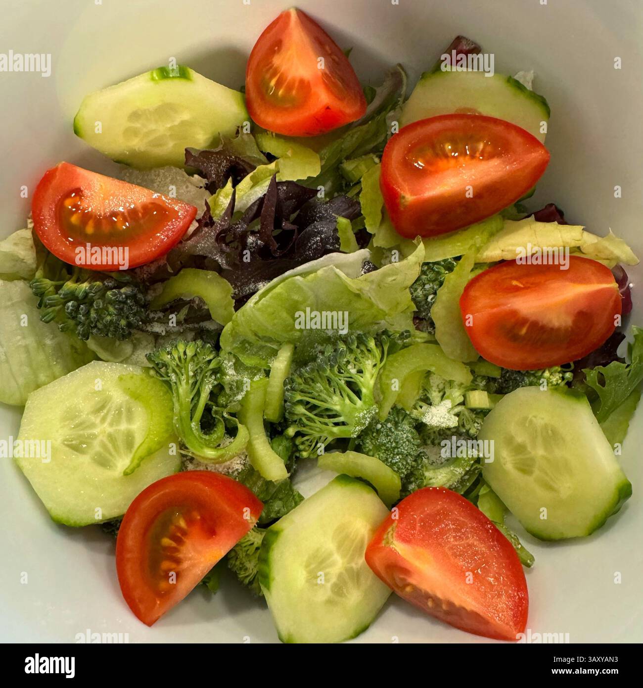 Insalata verde con pomodori rossi - Immagine stock catturata con smartphone