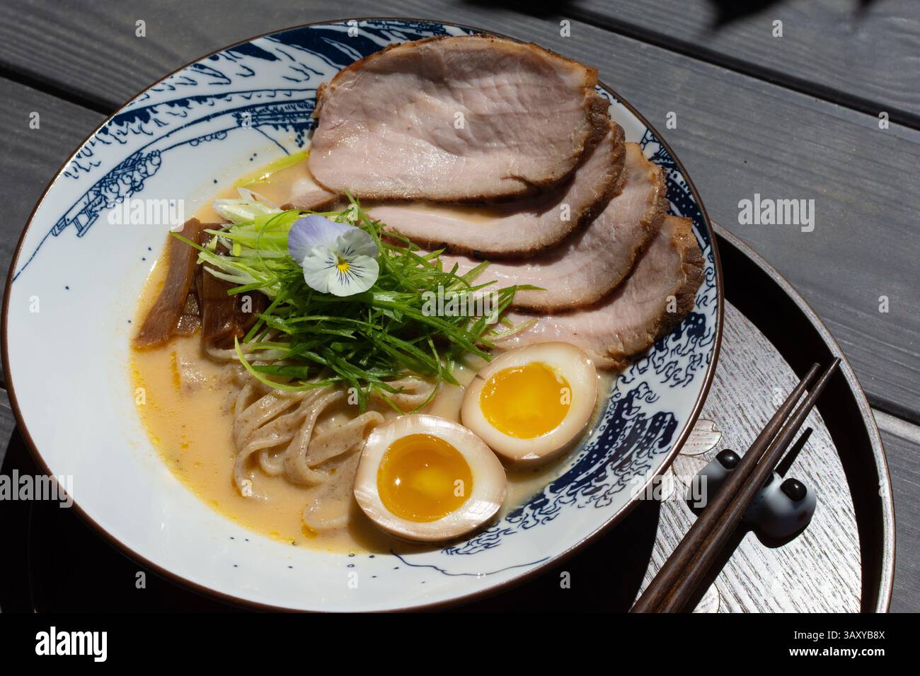 Ramen con chasu di maiale, uovo ajitsuke, menma, brodo di maiale, brodo di pollo, e tagliatelle di segale Foto Stock