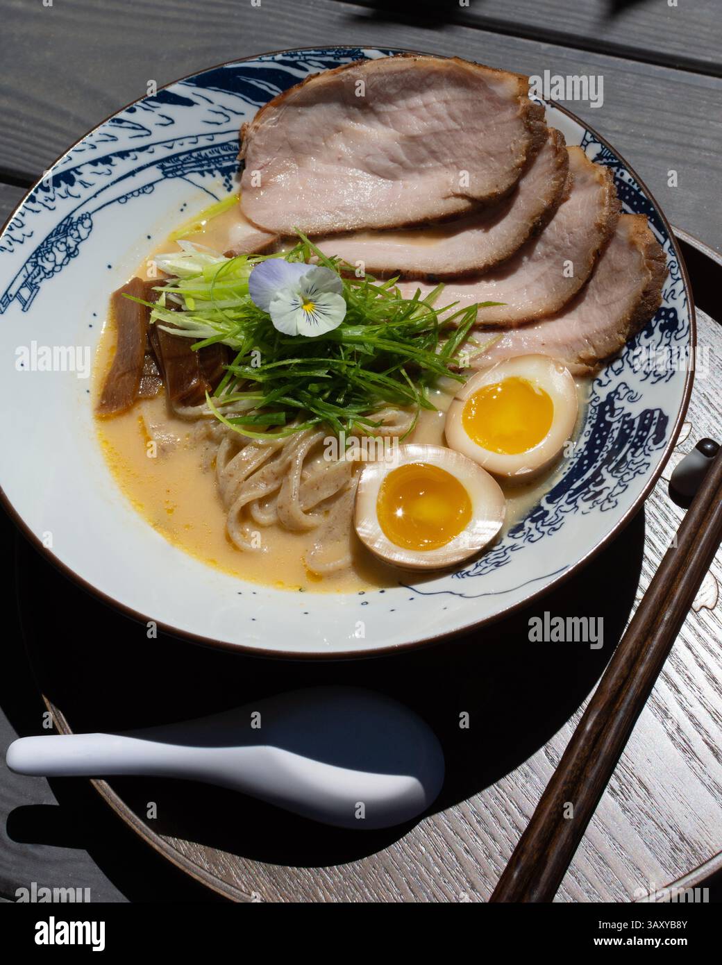 Ramen con chasu di maiale, uovo ajitsuke, menma, brodo di maiale, brodo di pollo, e tagliatelle di segale Foto Stock
