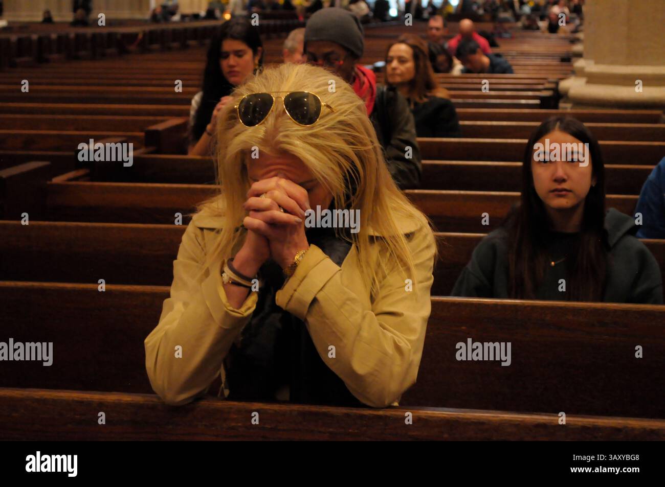 New York, Stati Uniti. 21 aprile 2025. Una persona prega nella cattedrale di San Patrizio. La cattedrale di San Patrizio ha tenuto una funzione commemorativa per Papa Francesco, morto lunedì 21 aprile all'età di 88 anni. I fedeli si riunirono nella cattedrale per rendere omaggio al defunto papa. La domenica di Pasqua, Papa Francesco ha salutato migliaia di fedeli in Piazza San Pietro. Il Vaticano ha detto che il papa è morto per un ictus che ha portato a coma e insufficienza cardiaca. Credito: SOPA Images Limited/Alamy Live News Foto Stock