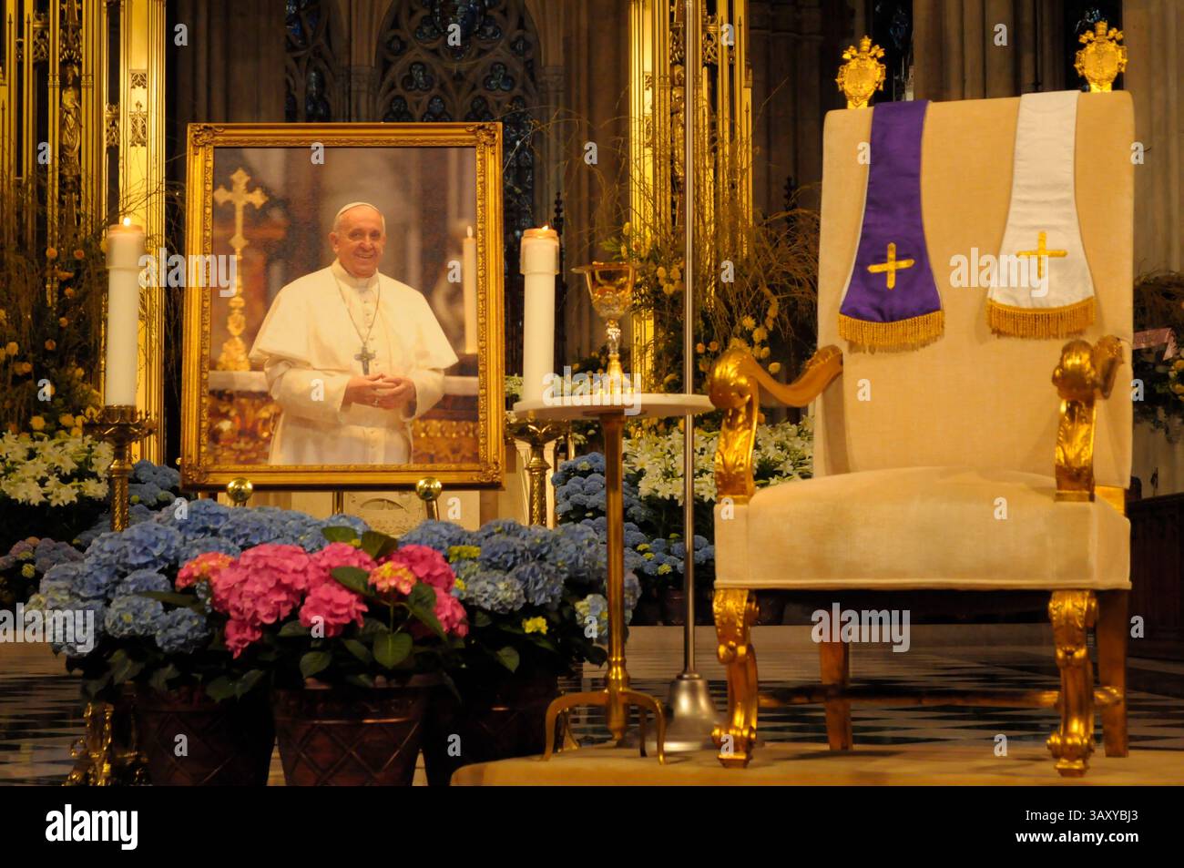 New York, Stati Uniti. 21 aprile 2025. Un'immagine di Papa Francesco è visibile nella cattedrale di San Patrizio. La cattedrale di San Patrizio ha tenuto una funzione commemorativa per Papa Francesco, morto lunedì 21 aprile all'età di 88 anni. I fedeli si riunirono nella cattedrale per rendere omaggio al defunto papa. La domenica di Pasqua, Papa Francesco ha salutato migliaia di fedeli in Piazza San Pietro. Il Vaticano ha detto che il papa è morto per un ictus che ha portato a coma e insufficienza cardiaca. Credito: SOPA Images Limited/Alamy Live News Foto Stock