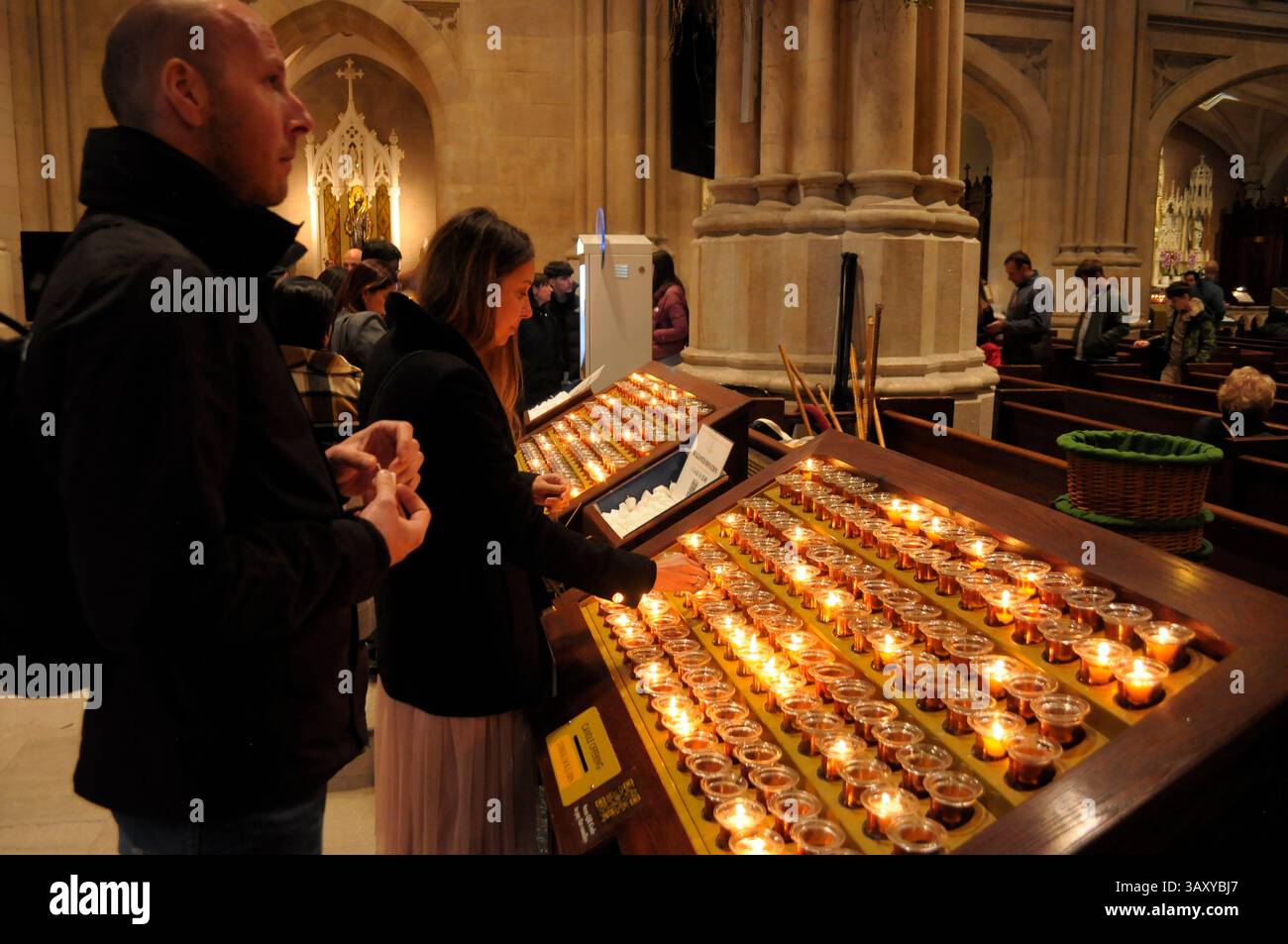 New York, Stati Uniti. 21 aprile 2025. La gente accende le candele nella cattedrale di San Patrizio. La cattedrale di San Patrizio ha tenuto una funzione commemorativa per Papa Francesco, morto lunedì 21 aprile all'età di 88 anni. I fedeli si riunirono nella cattedrale per rendere omaggio al defunto papa. La domenica di Pasqua, Papa Francesco ha salutato migliaia di fedeli in Piazza San Pietro. Il Vaticano ha detto che il papa è morto per un ictus che ha portato a coma e insufficienza cardiaca. Credito: SOPA Images Limited/Alamy Live News Foto Stock