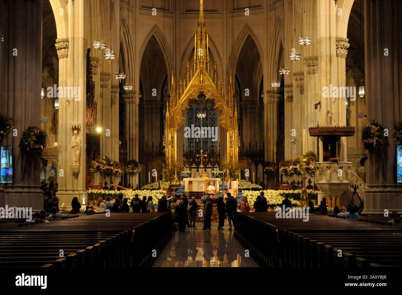 New York, Stati Uniti. 21 aprile 2025. Una vista della sala principale, come si vede nella Cattedrale di San Patrizio. La cattedrale di San Patrizio ha tenuto una funzione commemorativa per Papa Francesco, morto lunedì 21 aprile all'età di 88 anni. I fedeli si riunirono nella cattedrale per rendere omaggio al defunto papa. La domenica di Pasqua, Papa Francesco ha salutato migliaia di fedeli in Piazza San Pietro. Il Vaticano ha detto che il papa è morto per un ictus che ha portato a coma e insufficienza cardiaca. Credito: SOPA Images Limited/Alamy Live News Foto Stock
