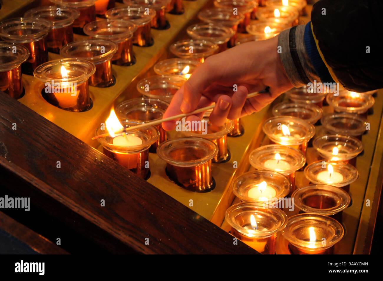 New York, Stati Uniti. 21 aprile 2025. Una persona accende una candela nella cattedrale di San Patrizio. La cattedrale di San Patrizio ha tenuto una funzione commemorativa per Papa Francesco, morto lunedì 21 aprile all'età di 88 anni. I fedeli si riunirono nella cattedrale per rendere omaggio al defunto papa. La domenica di Pasqua, Papa Francesco ha salutato migliaia di fedeli in Piazza San Pietro. Il Vaticano ha detto che il papa è morto per un ictus che ha portato a coma e insufficienza cardiaca. (Foto di Jimin Kim/SOPA Images/Sipa USA) credito: SIPA USA/Alamy Live News Foto Stock