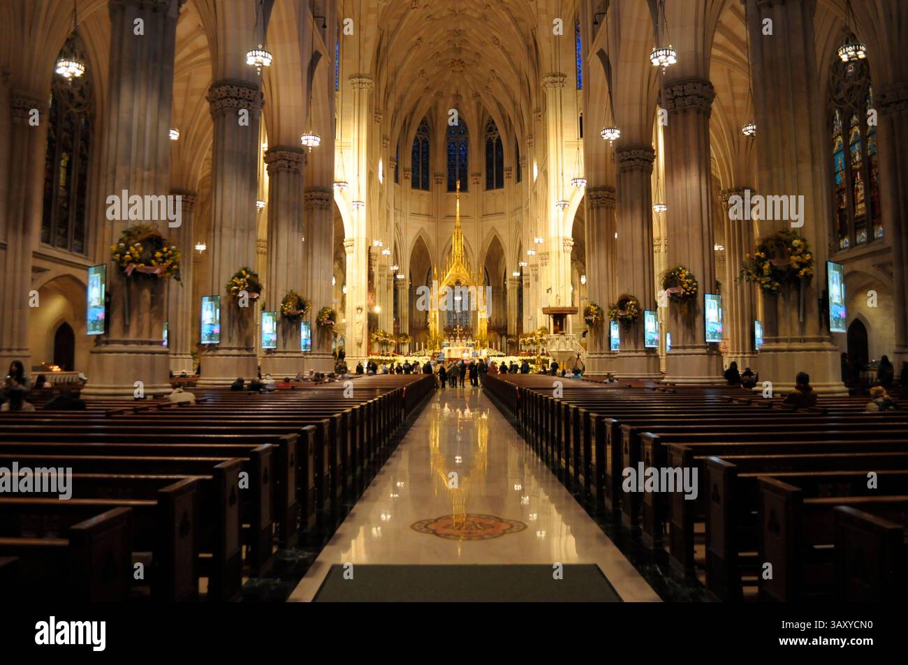 New York, Stati Uniti. 21 aprile 2025. La sala principale vista nella cattedrale di San Patrizio. La cattedrale di San Patrizio ha tenuto una funzione commemorativa per Papa Francesco, morto lunedì 21 aprile all'età di 88 anni. I fedeli si riunirono nella cattedrale per rendere omaggio al defunto papa. La domenica di Pasqua, Papa Francesco ha salutato migliaia di fedeli in Piazza San Pietro. Il Vaticano ha detto che il papa è morto per un ictus che ha portato a coma e insufficienza cardiaca. (Foto di Jimin Kim/SOPA Images/Sipa USA) credito: SIPA USA/Alamy Live News Foto Stock