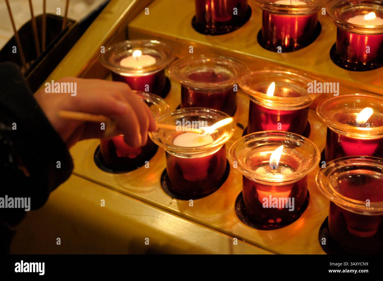 New York, Stati Uniti. 21 aprile 2025. Una persona accende una candela nella cattedrale di San Patrizio. La cattedrale di San Patrizio ha tenuto una funzione commemorativa per Papa Francesco, morto lunedì 21 aprile all'età di 88 anni. I fedeli si riunirono nella cattedrale per rendere omaggio al defunto papa. La domenica di Pasqua, Papa Francesco ha salutato migliaia di fedeli in Piazza San Pietro. Il Vaticano ha detto che il papa è morto per un ictus che ha portato a coma e insufficienza cardiaca. (Foto di Jimin Kim/SOPA Images/Sipa USA) credito: SIPA USA/Alamy Live News Foto Stock