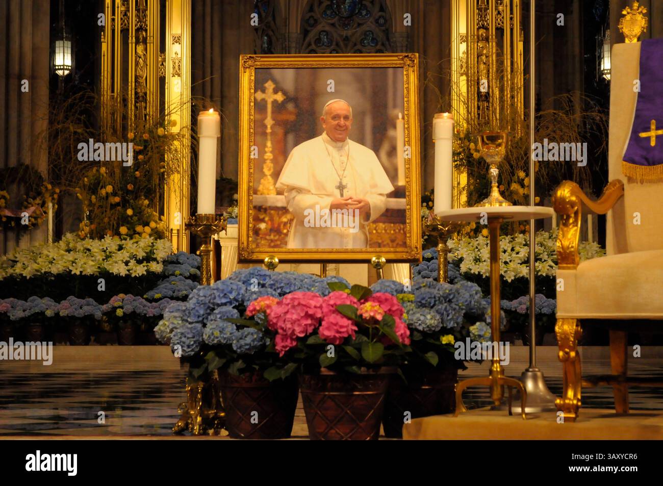 New York, Stati Uniti. 21 aprile 2025. Un'immagine di Papa Francesco è visibile nella cattedrale di San Patrizio. La cattedrale di San Patrizio ha tenuto una funzione commemorativa per Papa Francesco, morto lunedì 21 aprile all'età di 88 anni. I fedeli si riunirono nella cattedrale per rendere omaggio al defunto papa. La domenica di Pasqua, Papa Francesco ha salutato migliaia di fedeli in Piazza San Pietro. Il Vaticano ha detto che il papa è morto per un ictus che ha portato a coma e insufficienza cardiaca. (Foto di Jimin Kim/SOPA Images/Sipa USA) credito: SIPA USA/Alamy Live News Foto Stock
