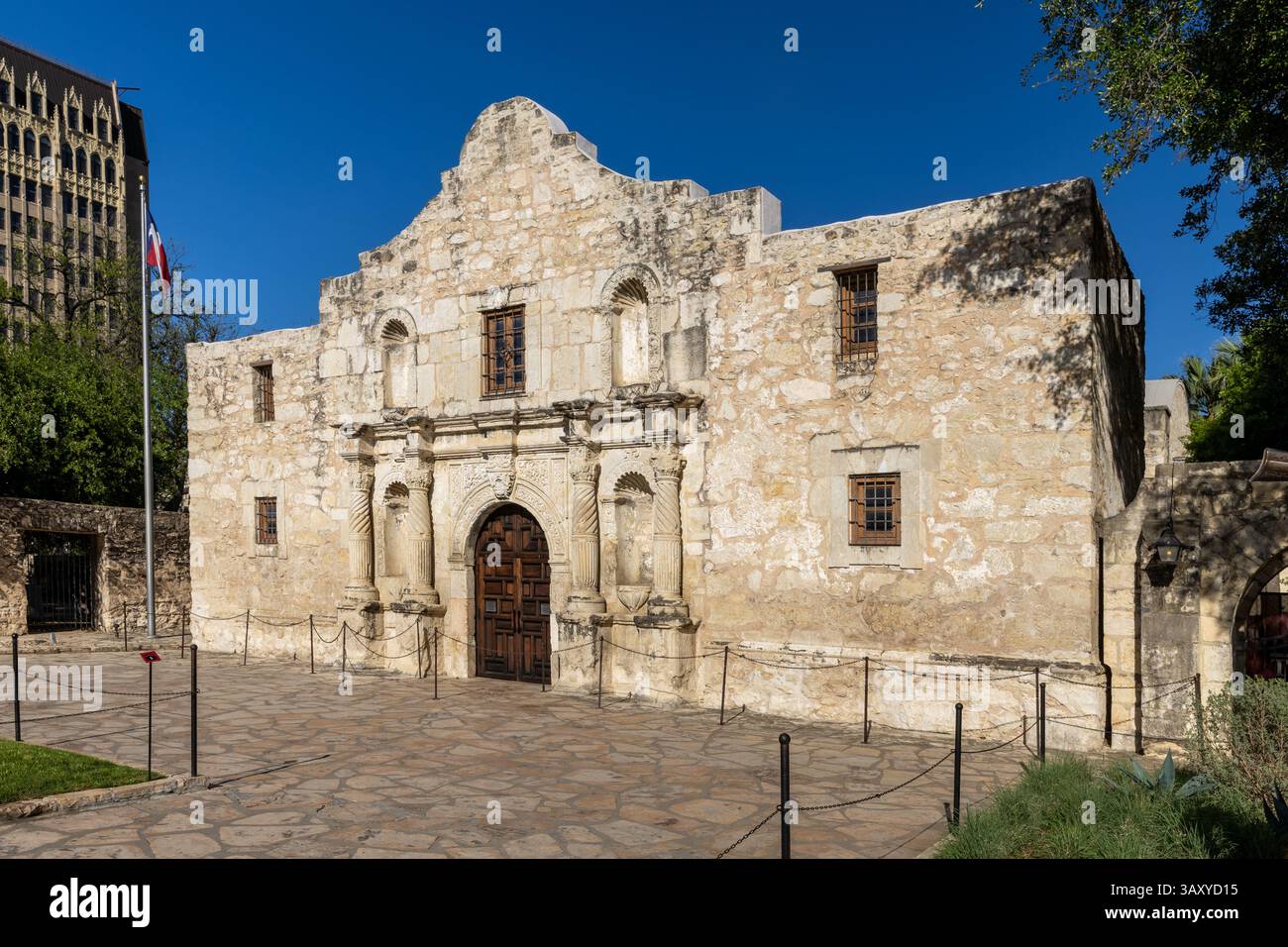 San Antonio, Texas - 6 aprile 2025: L'esterno dell'Alamo nel centro di San Antonio, è elencato nel Registro nazionale dei luoghi storici Foto Stock