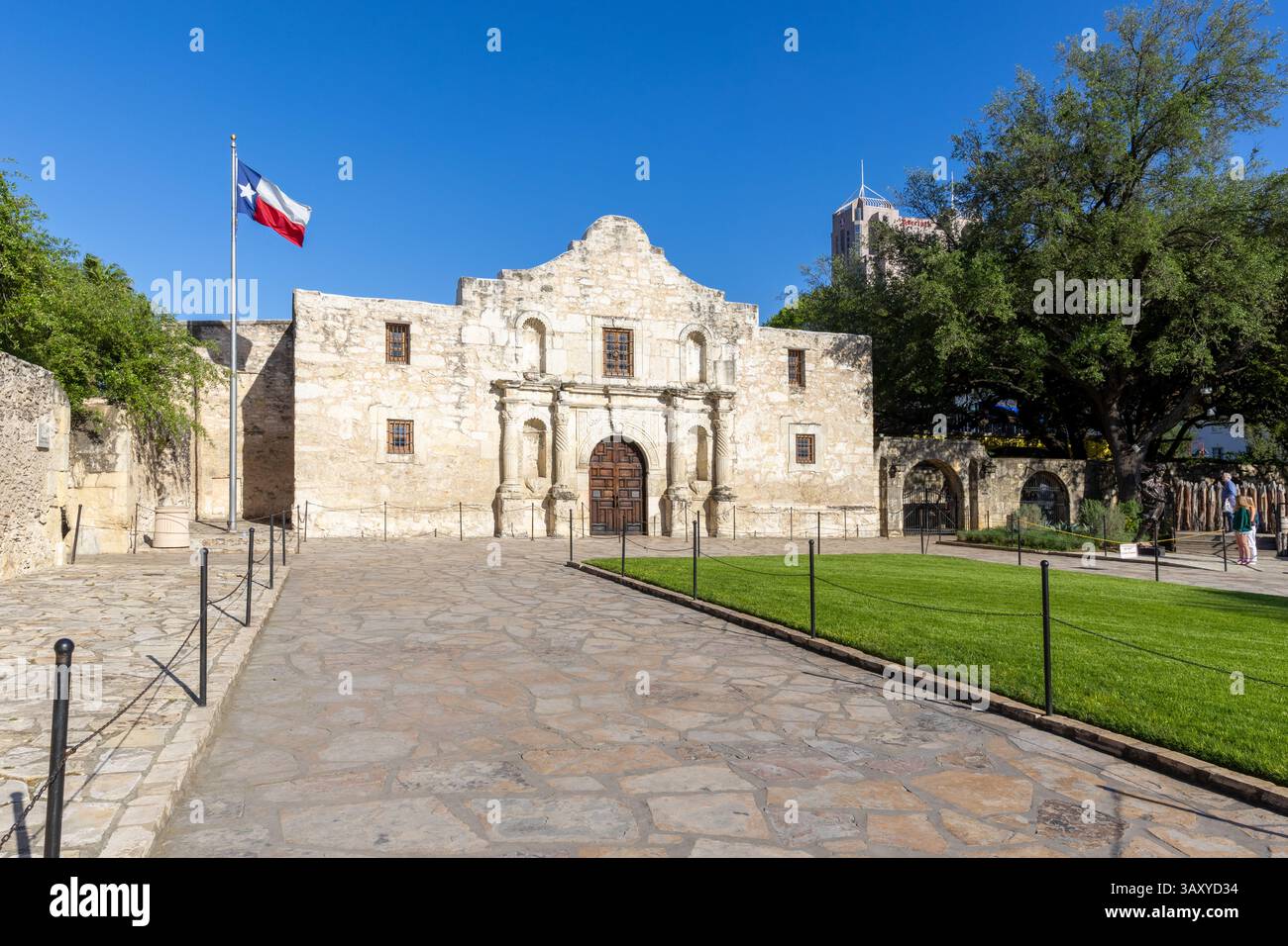 San Antonio, Texas - 6 aprile 2025: L'esterno dell'Alamo nel centro di San Antonio, è elencato nel Registro nazionale dei luoghi storici Foto Stock